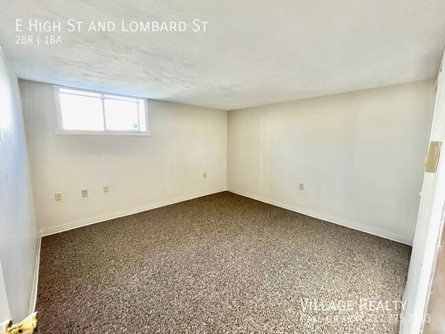 Building Photo - Huge 2-Bed apartment with washer/dryer hoo...