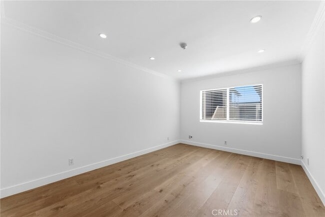 Building Photo - 1452 Loma Dr