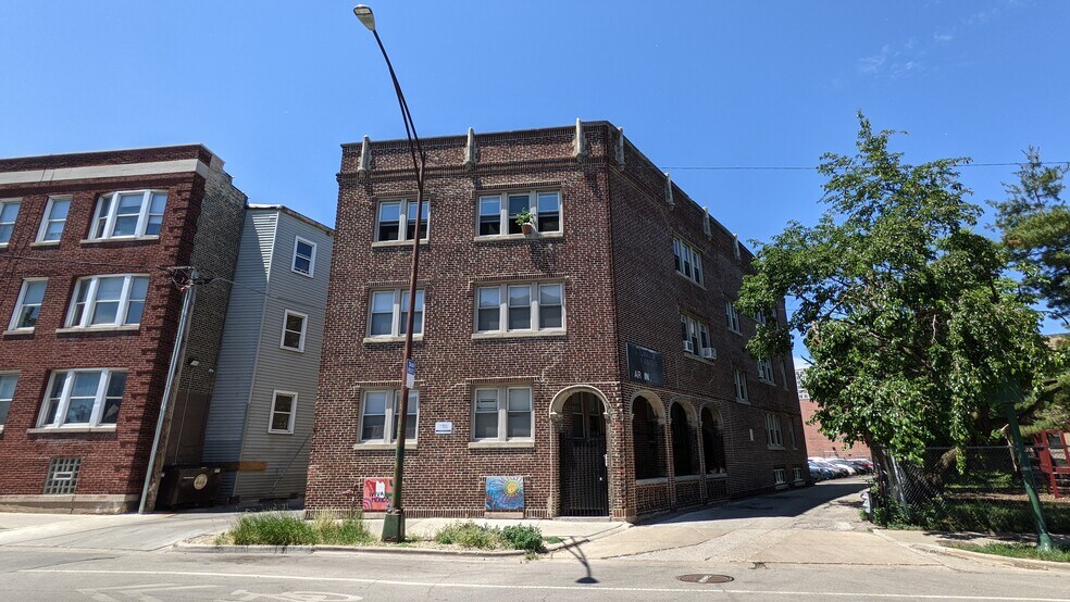 Building Photo - 7416 N Rogers Ave