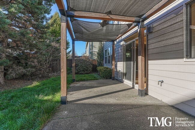 Building Photo - Stylish Beaverton Home with Built-ins, Open Layout & Private Backyard