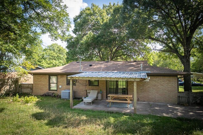Building Photo - 1306 Ridgemont Dr