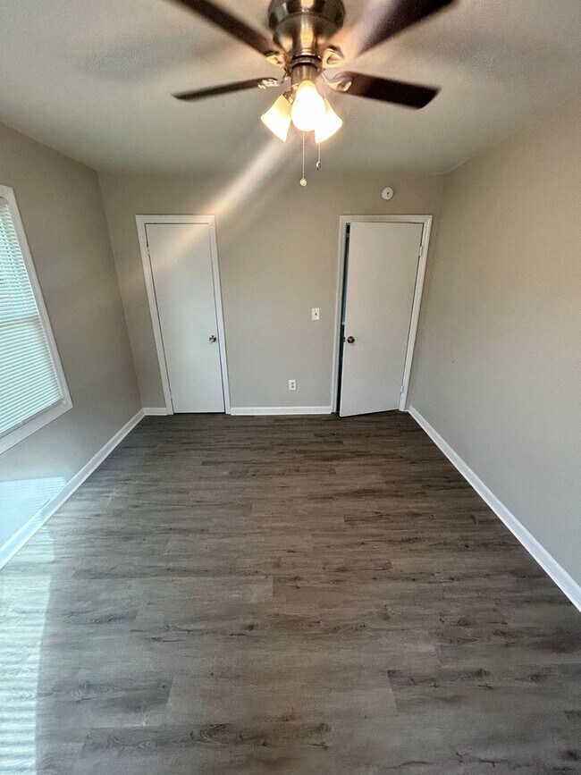 Building Photo - 2 Bedroom 1 Bath Just Renovated with New Appliances