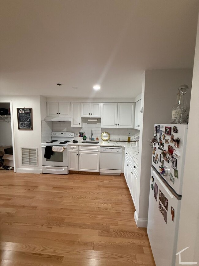 Building Photo - Spacious Brighton Unit With Parking Included Available 8/1/26