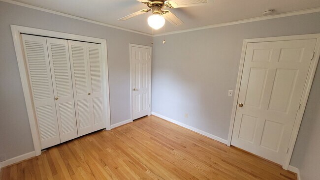 Building Photo - AVAILABLE NOW, $500 OFF FIRST FULL MONTH O...