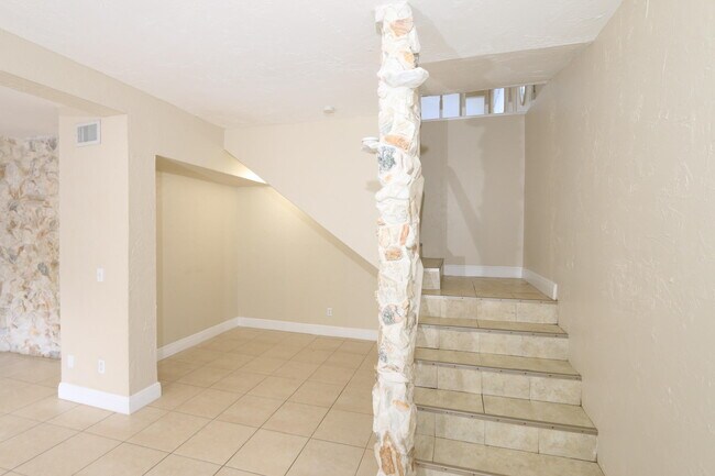 Building Photo - 4916 Silver Oak Dr