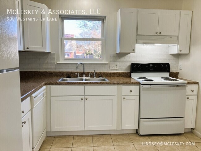 Building Photo - 909 Westminster Ln