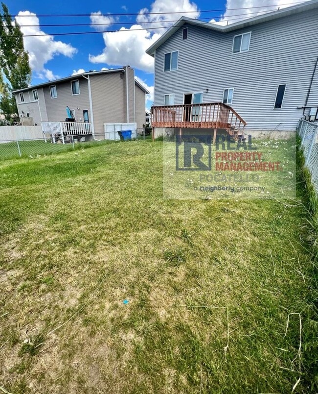 Building Photo - 3 bed 1.5 Bath Duplex - 1 Car Garage
