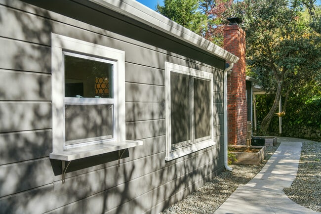 Building Photo - 925 Hawthorn Dr