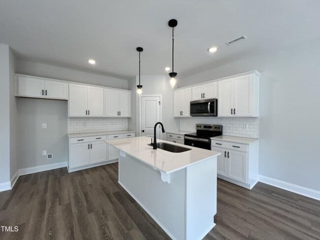 Building Photo - 3 Bedroom/2.5 Bath/Loft/1 Car Garage Townhome in Clayton