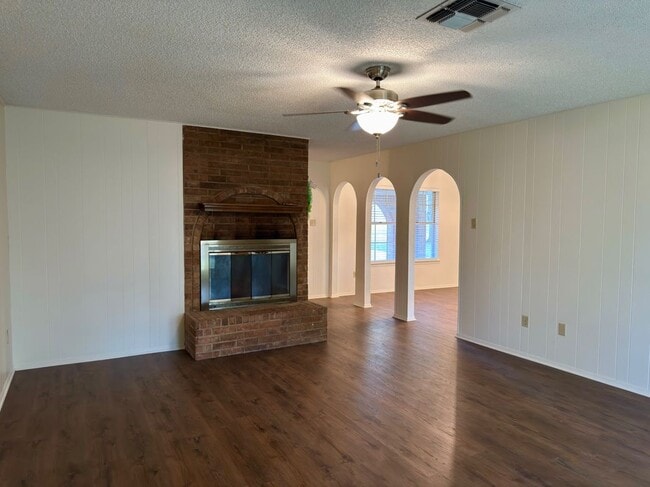 Building Photo - 328 E Johnson St