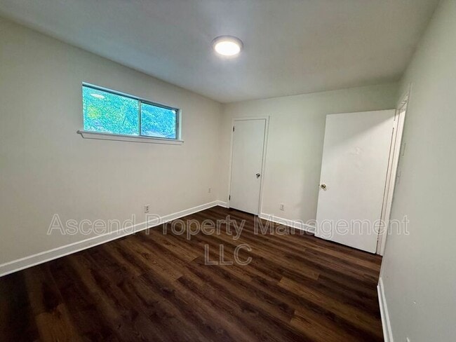Building Photo - 3341 Pinewood Ave