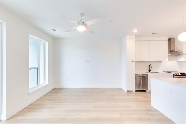 Building Photo - 1701 Simond Ave Ave