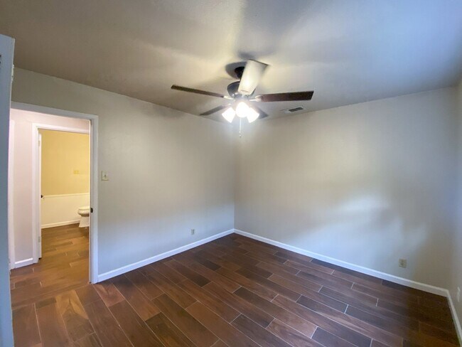 Building Photo - WHISPERING OAKS RARE FIND 3 BD/2 BA AVAILABLE APRIL 7TH!