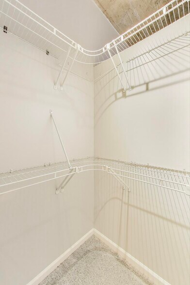 Building Photo - 933 W Van Buren St