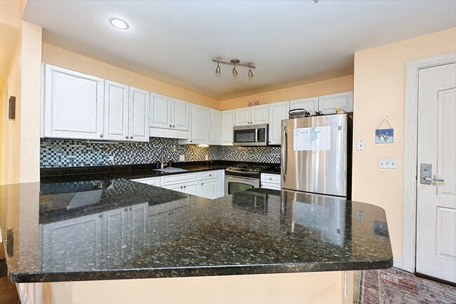 Building Photo - 614 Pond St