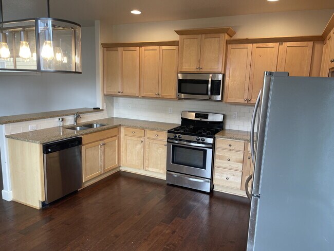 Building Photo - 3 Bedroom / 2.5 Bathroom Home with Attached Garage & Fenced Backyard