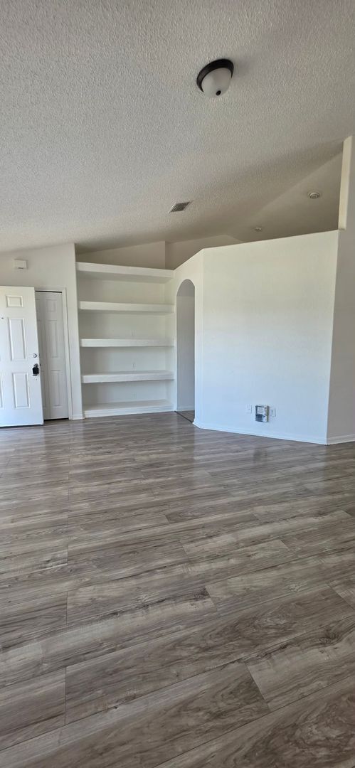 Building Photo - 3 Bedroom, 2 Bath Home with 2-Car Garage – 1,722 Sq Ft