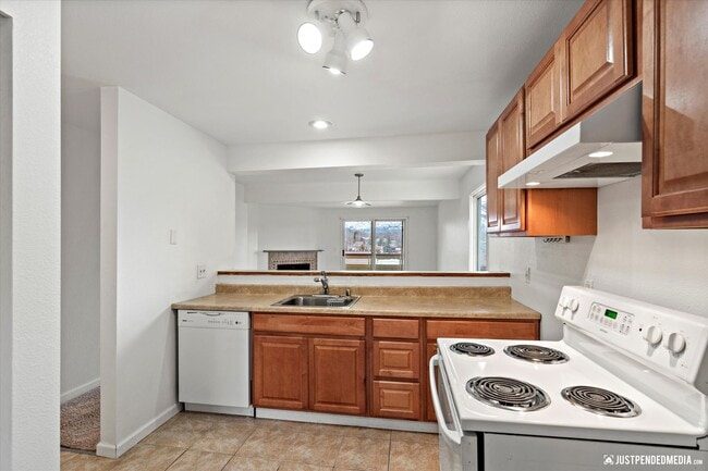 Building Photo - 2 Bed/ 2 Bath / Garage - Anchorage Condo!