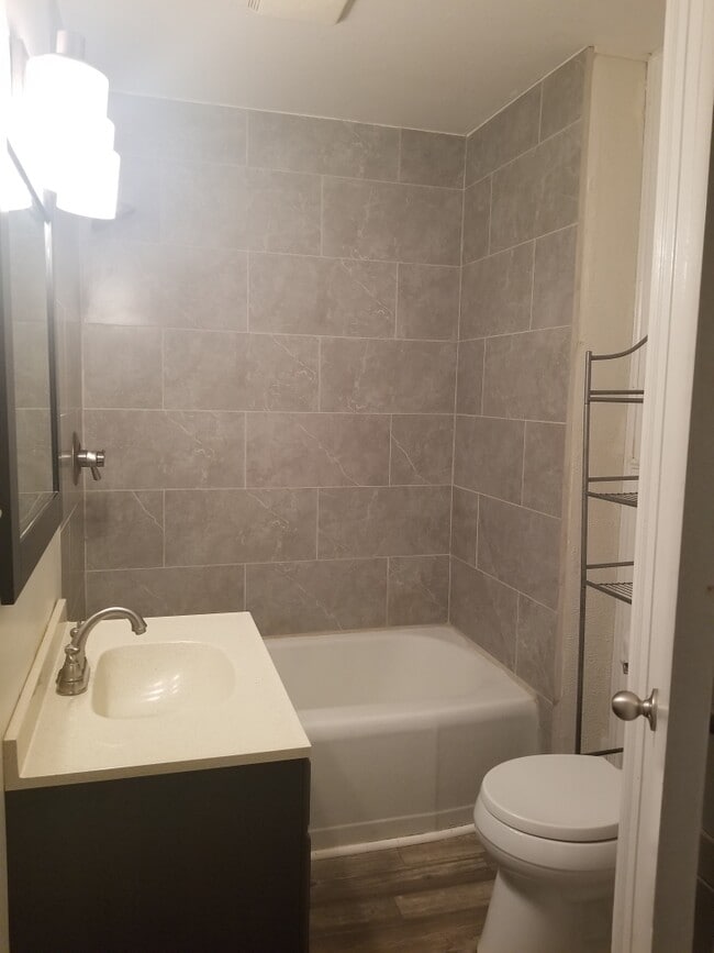 Building Photo - 1008 S Stanley St