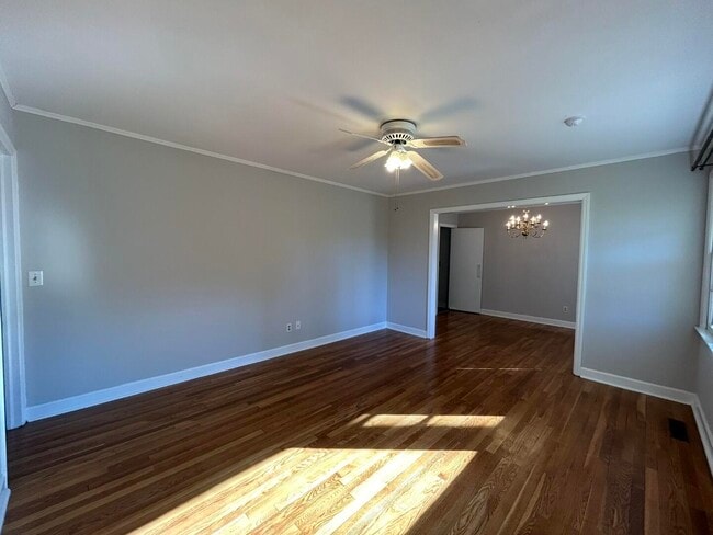 Building Photo - 523 Colonial Dr