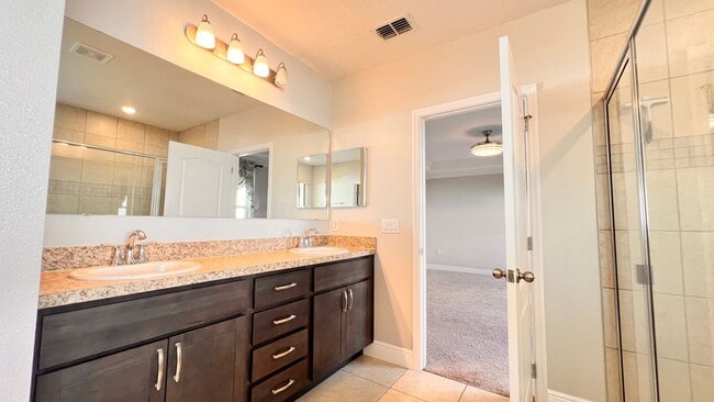 Building Photo - Immaculate 4 BR / 3 BA - With an OFFICE!