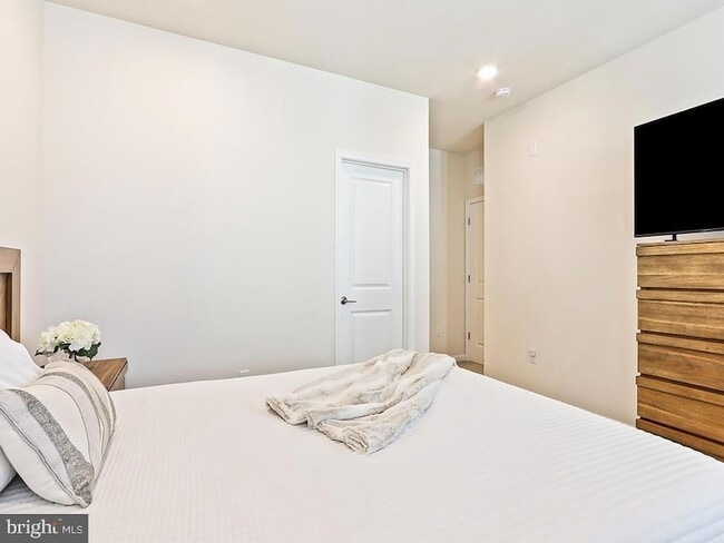 Building Photo - 1001 Greenwich Dr