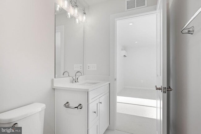 Building Photo - 1011 Venifena Terrace SE