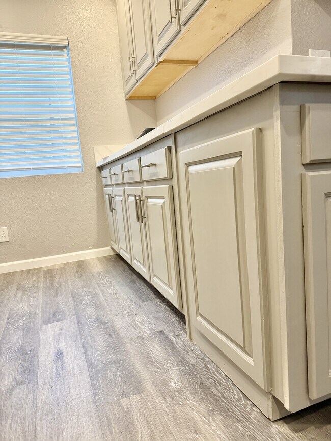 Building Photo - 972 S Hope Ave