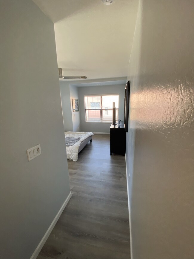 Building Photo - 330 S Farmer Ave