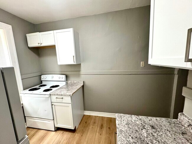 Building Photo - 4223 Ellenwood Ave
