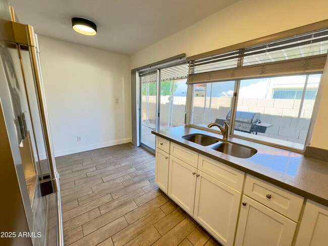 Building Photo - 1021 W Mission Ln