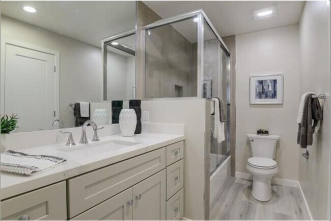 Building Photo - Furnished 1 bedroom unit with parking!