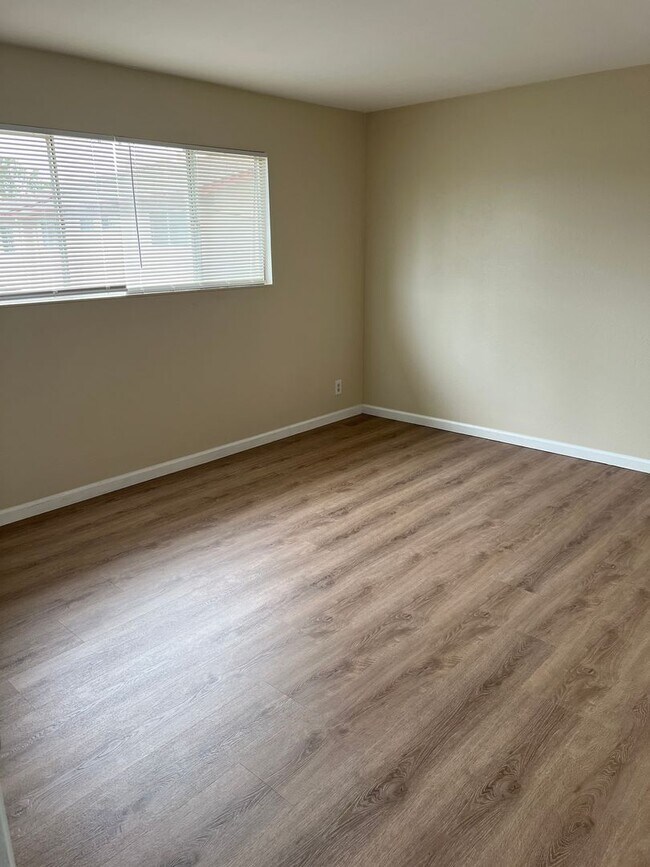 Building Photo - Beautiful 3Bd/1.5Ba Townhouse in a Highly Desirable Hayward Neighborhood!