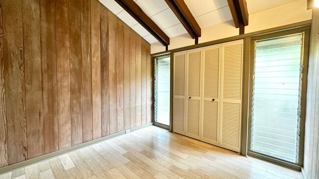 Building Photo - Spacious 3 BED/3 BATH Classic Maunawili Ho...