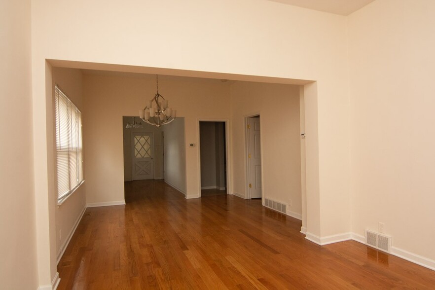 Building Photo - 2814 N Maplewood Ave