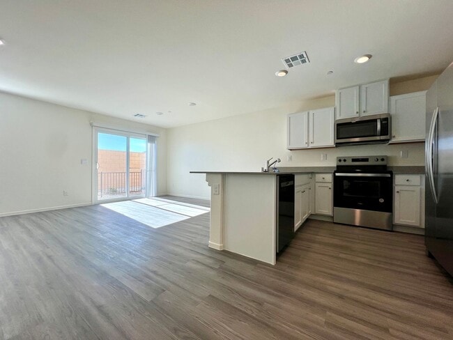 Building Photo - Centennial LIKE-NEW beautiful 3-bedroom, 2.5-bath townhome is a must-see!