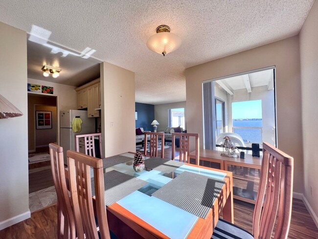 Building Photo - Large furnished one bedroom with spectacular water views