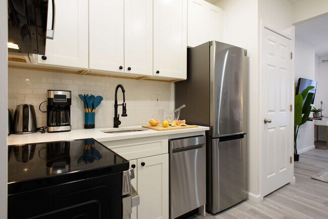 Building Photo - 240e E 75th St