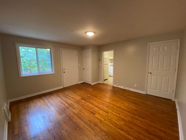 Building Photo - 1316-1318 Baker - Duplex located in the Ea...