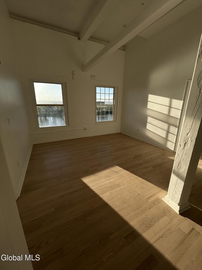 Building Photo - 155 River St