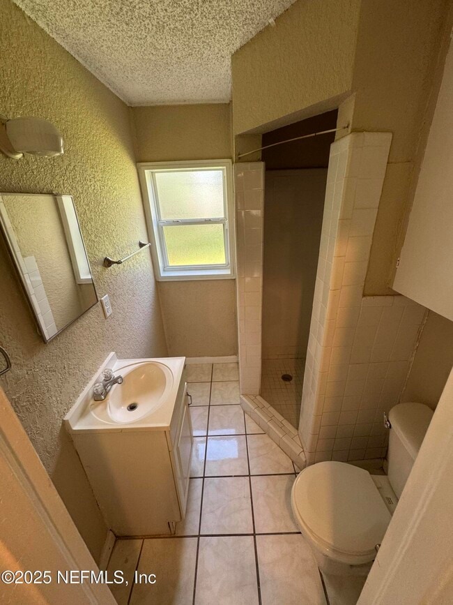 Building Photo - 1817 Lakewood Rd