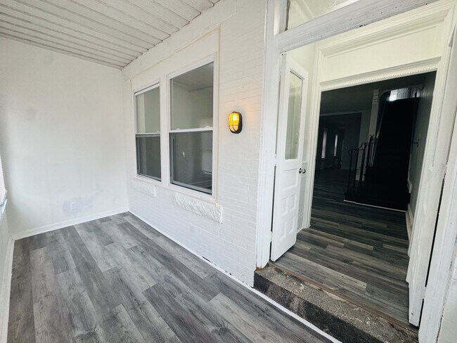 Building Photo - Large 4 bd Remodeled Section 8 Home!! Sect...