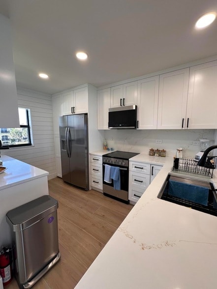 Building Photo - 7430 S Ocean Dr