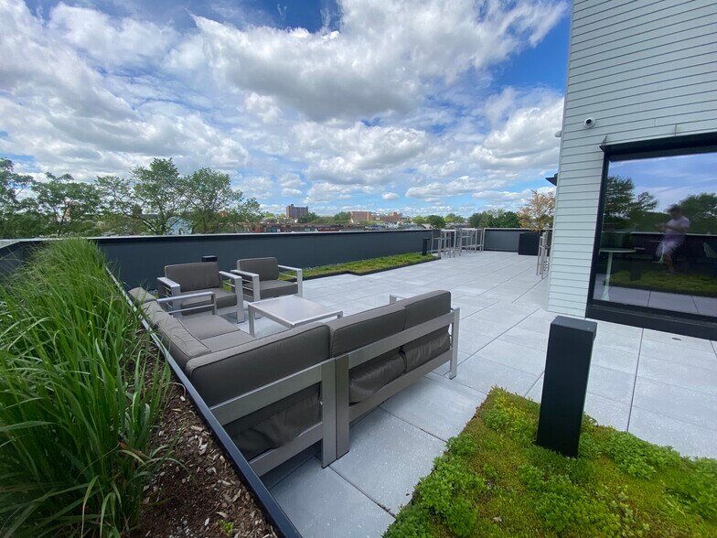 Building Photo - 154 Broadway