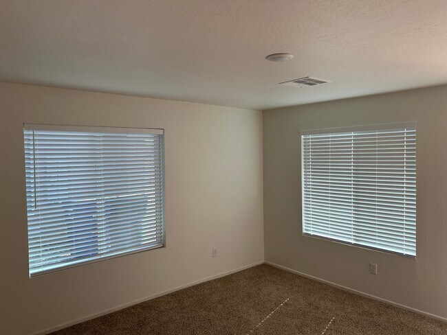 Building Photo - DESERT SANDS