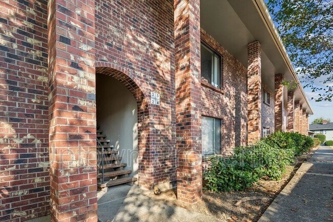 Building Photo - 5660 SW 180th Ave