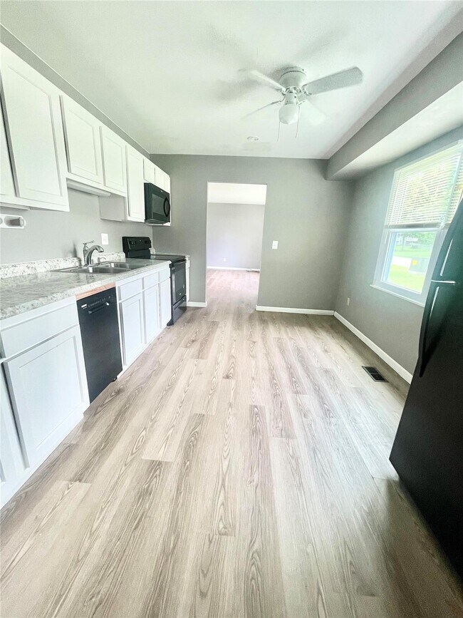 Building Photo - 805 Juniper Dr