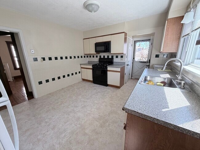 Building Photo - 861 Fellsway