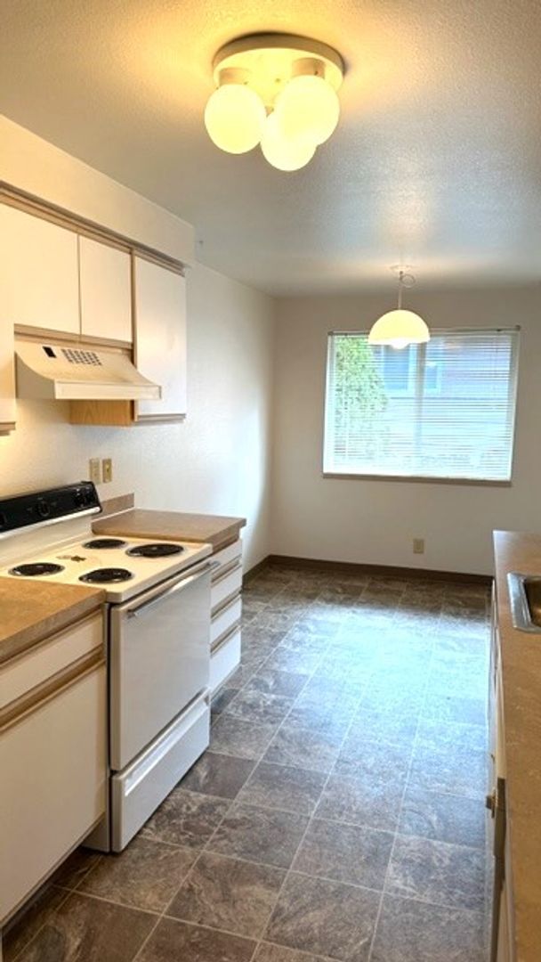 Building Photo - 1 Bedroom 1 Bath Apartment - Second Floor!