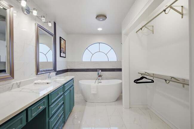 Building Photo - 2915 Quail Oak St